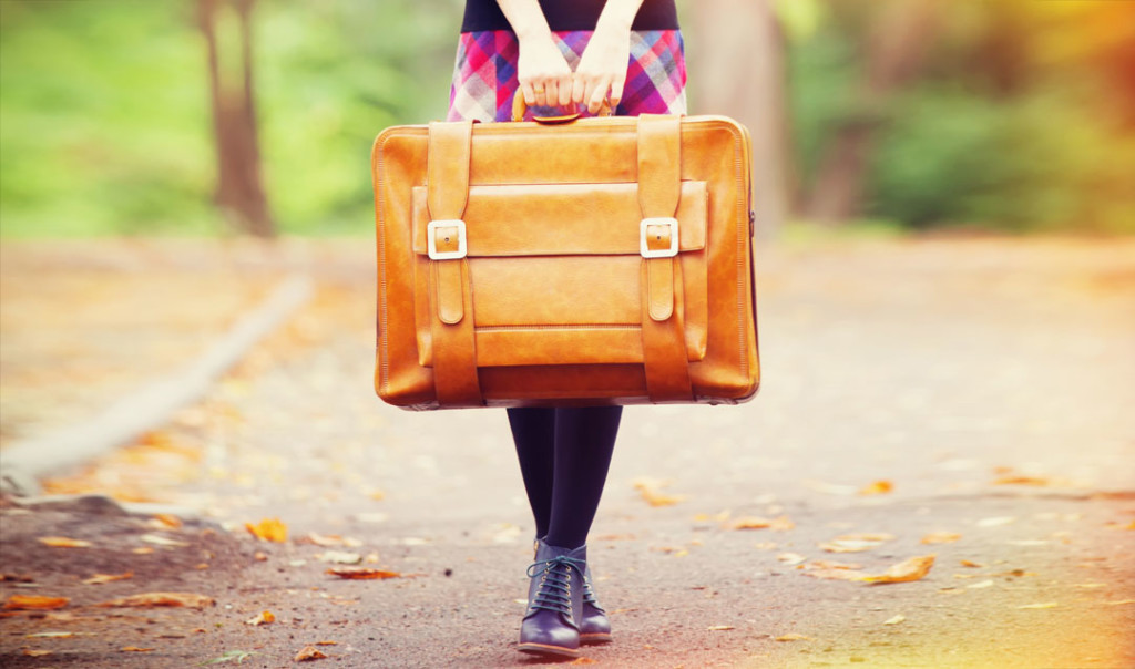 woman_holding_suitcase